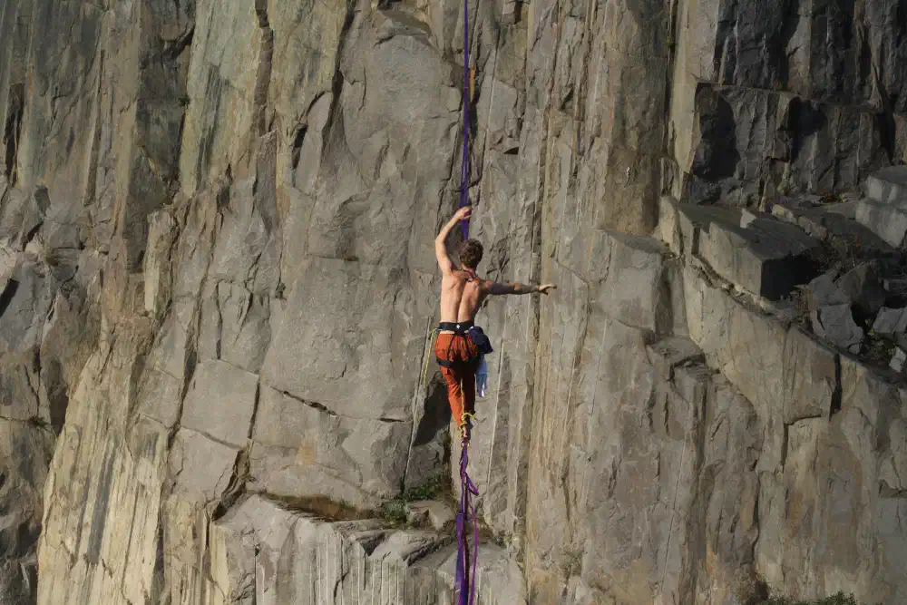 Picture of a slackliner on a highline